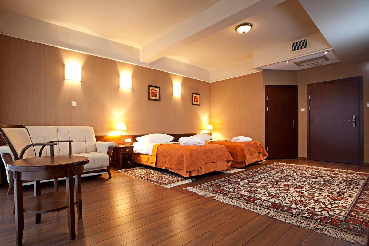 twin room | minibar, in-room safe, desk, free wifi