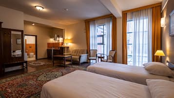 Suite familiar | Minibar, caja fuerte, escritorio y wifi gratis