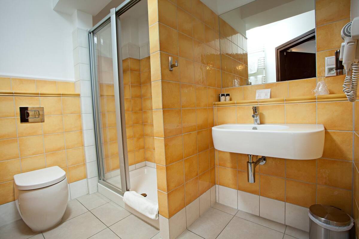 double room | bathroom | free toiletries, hair dryer, bathrobes, slippers