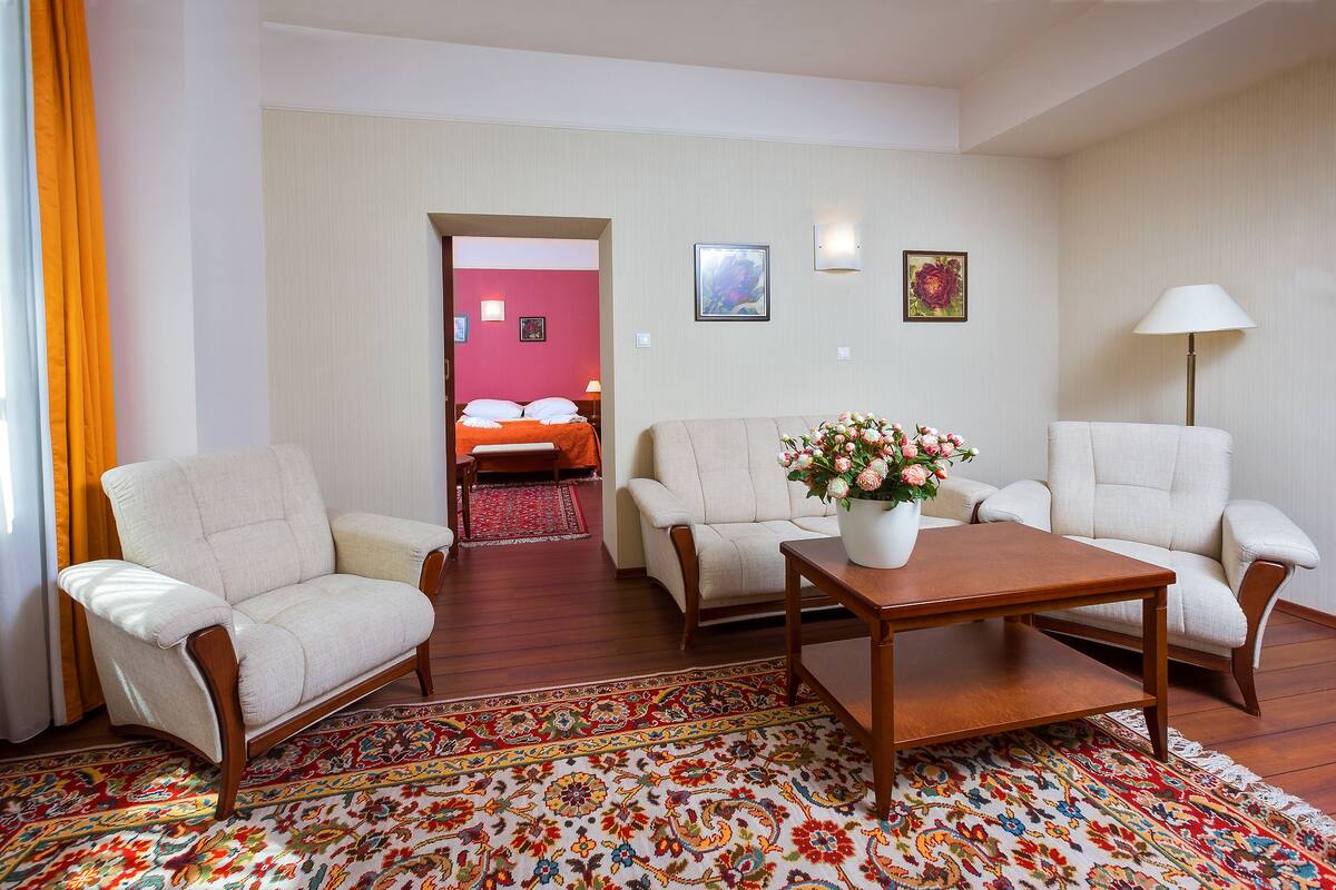 junior suite | minibar, in-room safe, desk, free wifi