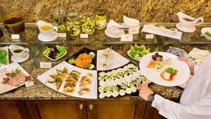 Un bufé con diversos alimentos y salsas.