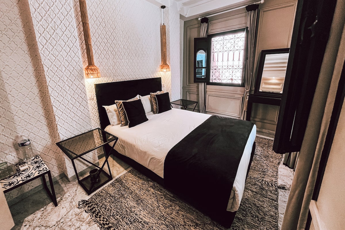 Egyptian cotton sheets, premium bedding, pillow-top beds, in-room safe
