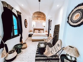 高级双人房 | 埃及棉床单、高档床上用品、加厚床垫、客房内保险箱