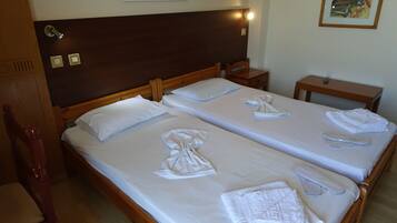 Chambre avec lits jumeaux | 1 chambre, chambres insonorisées, Wi-Fi gratuit, draps fournis