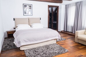 Superior Double Room | Minibar, in-room safe, desk, soundproofing - Hotel Villa Prato (Brasov)