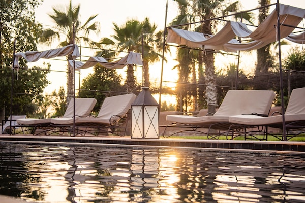 2 outdoor pools