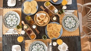 فطور من الأطباق المحلية مجانًا يوميًا