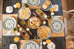 Desayuno con opciones de la cocina local incluido todos los días