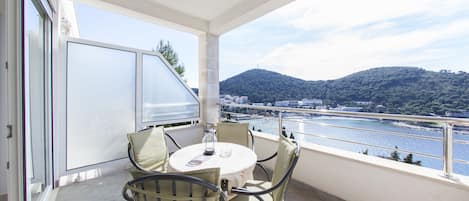 Appartement, balkon, uitzicht op zee (Supreme) | 1 slaapkamer, een kluis op de kamer, een strijkplank/strijkijzer
