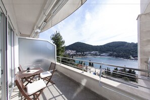 Apartamento premier, sacada, vista para o mar | 1 quarto, cofres nos quartos, ferros/tábuas de passar roupa