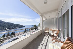Apartamento premium, vista para o mar | 1 quarto, cofres nos quartos, ferros/tábuas de passar roupa