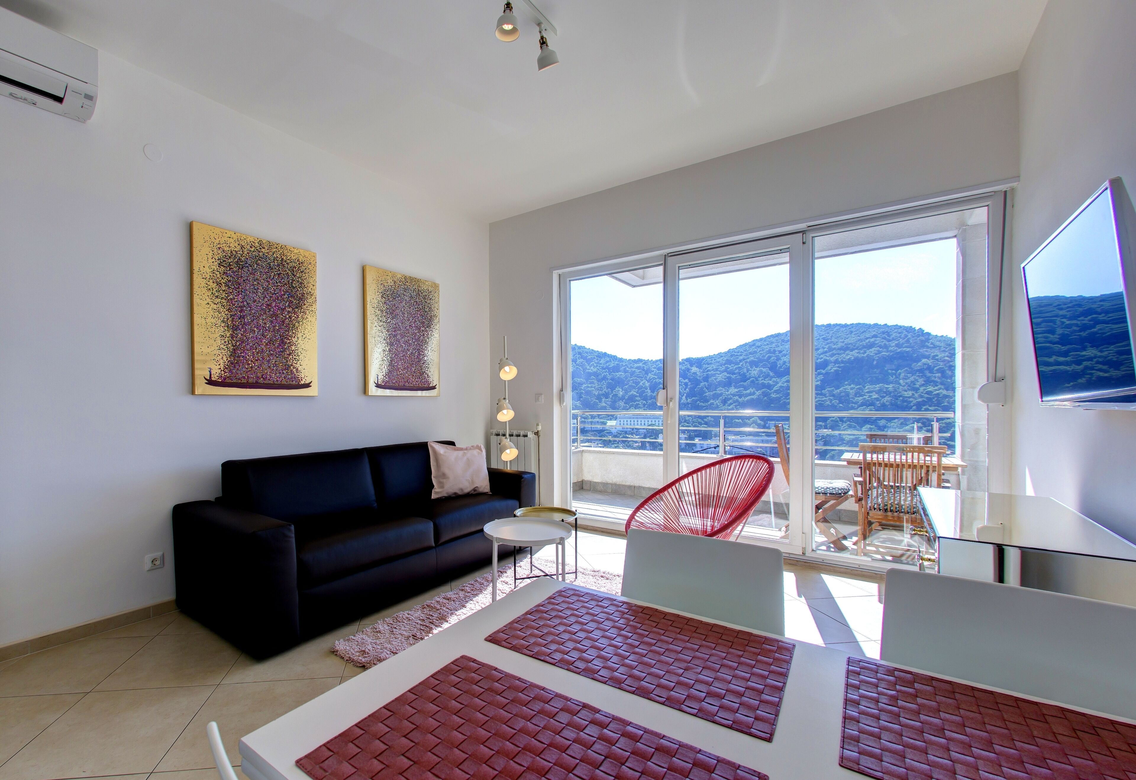 Premium-Apartment, Meerblick | Wohnbereich | 50-Zoll-Flachbildfernseher mit Satellitenempfang, LCD-Fernseher