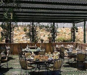 供应早餐、午餐和晚餐，摩洛哥菜，室外就  餐