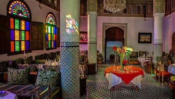 Se sirven desayunos y almuerzos, restaurante con mesas al aire libre
