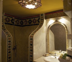 Suite (Yasmina) | Badkamer | Gratis toiletartikelen, een haardroger, handdoeken
