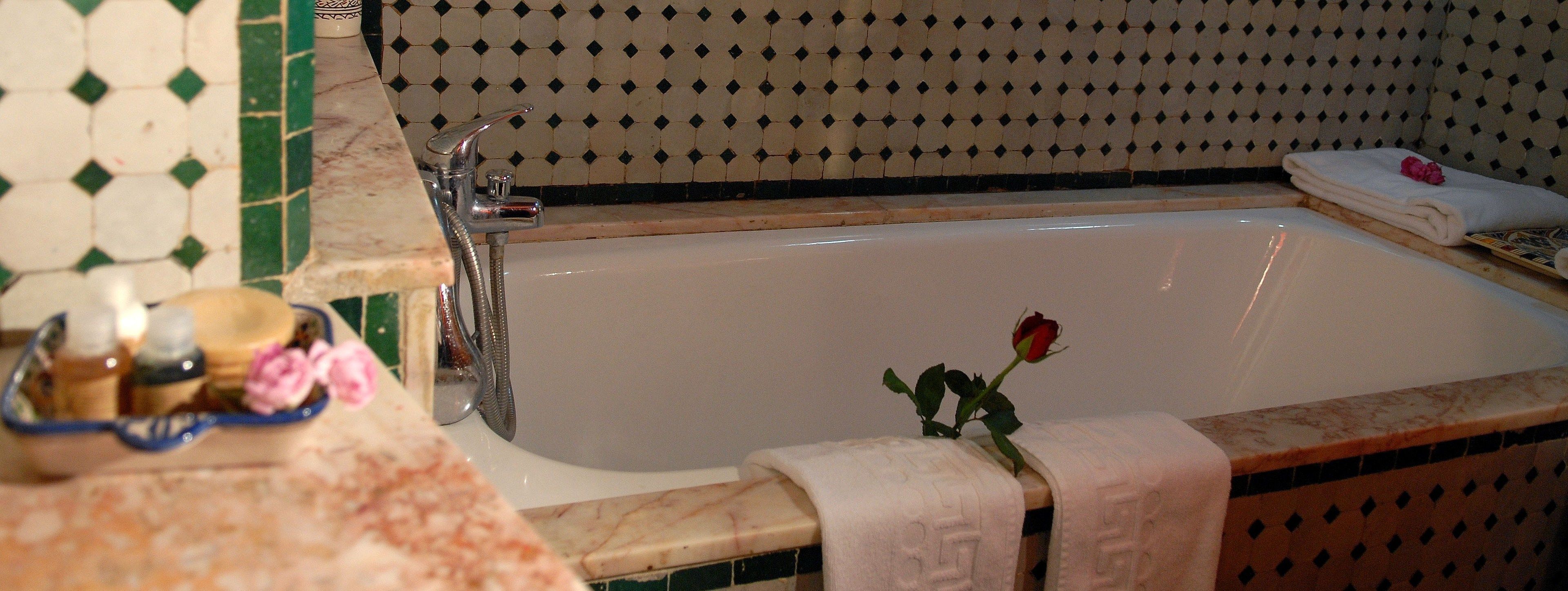 Un baño con bañera, ducha y lavabo.