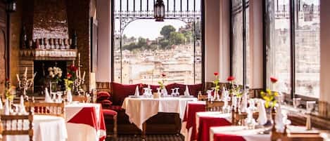 Se sirven desayunos y almuerzos, restaurante con mesas al aire libre