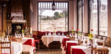 Petit déjeuner et déjeuner servis sur place, restauration en plein air 