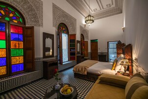 Ropa de cama de alta calidad y minibar 