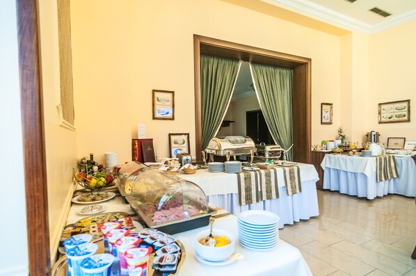 A buffet setup with various food items and a coffee station. - Giovanni Giacomo (Teplice)
