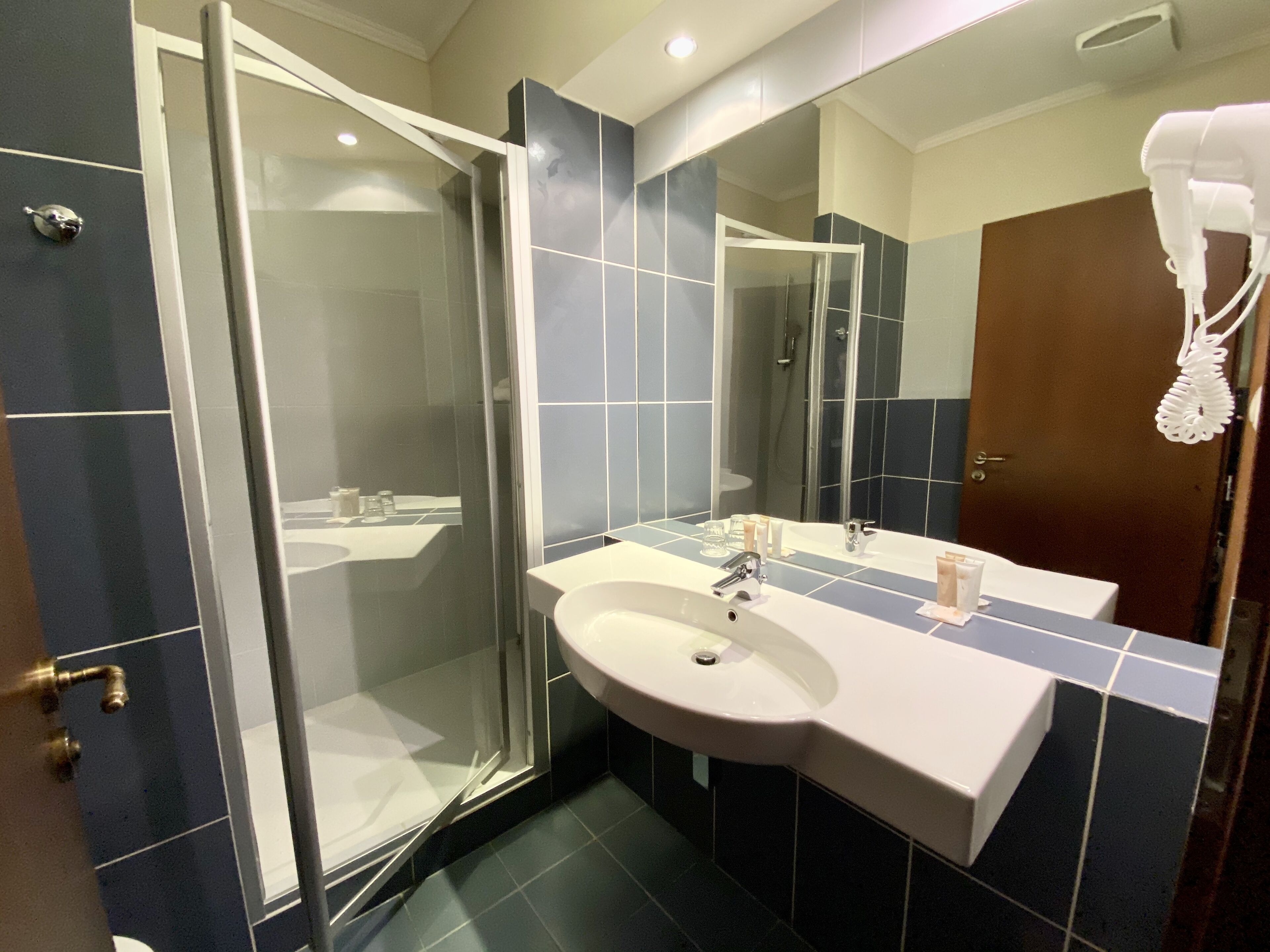 junior suite | bathroom | free toiletries, hair dryer, towels
