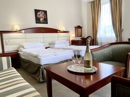 高级双床房 | 迷你吧、办公桌、笔记本电脑工作区、隔音