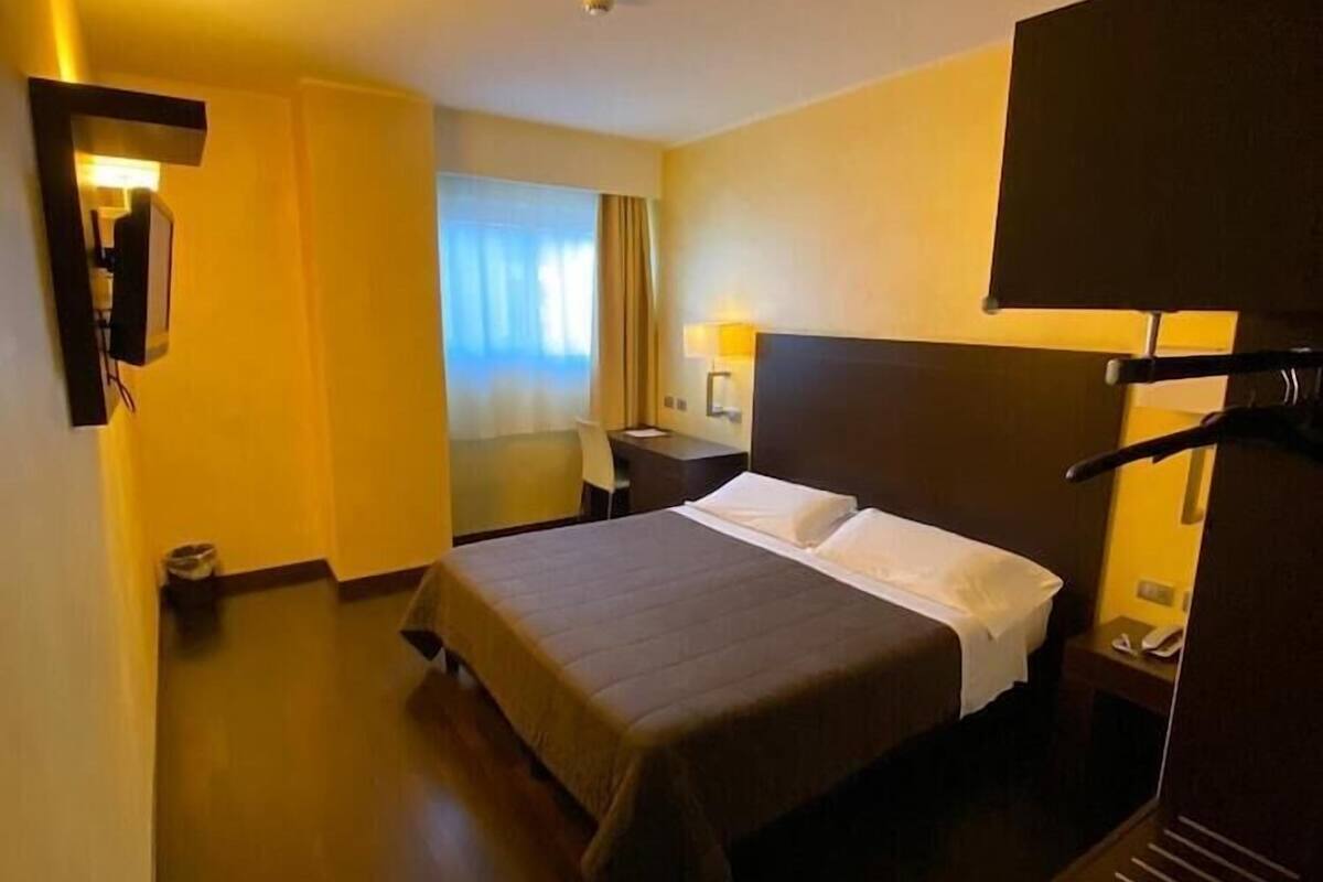 Minibar, in-room safe, desk, WiFi (free)