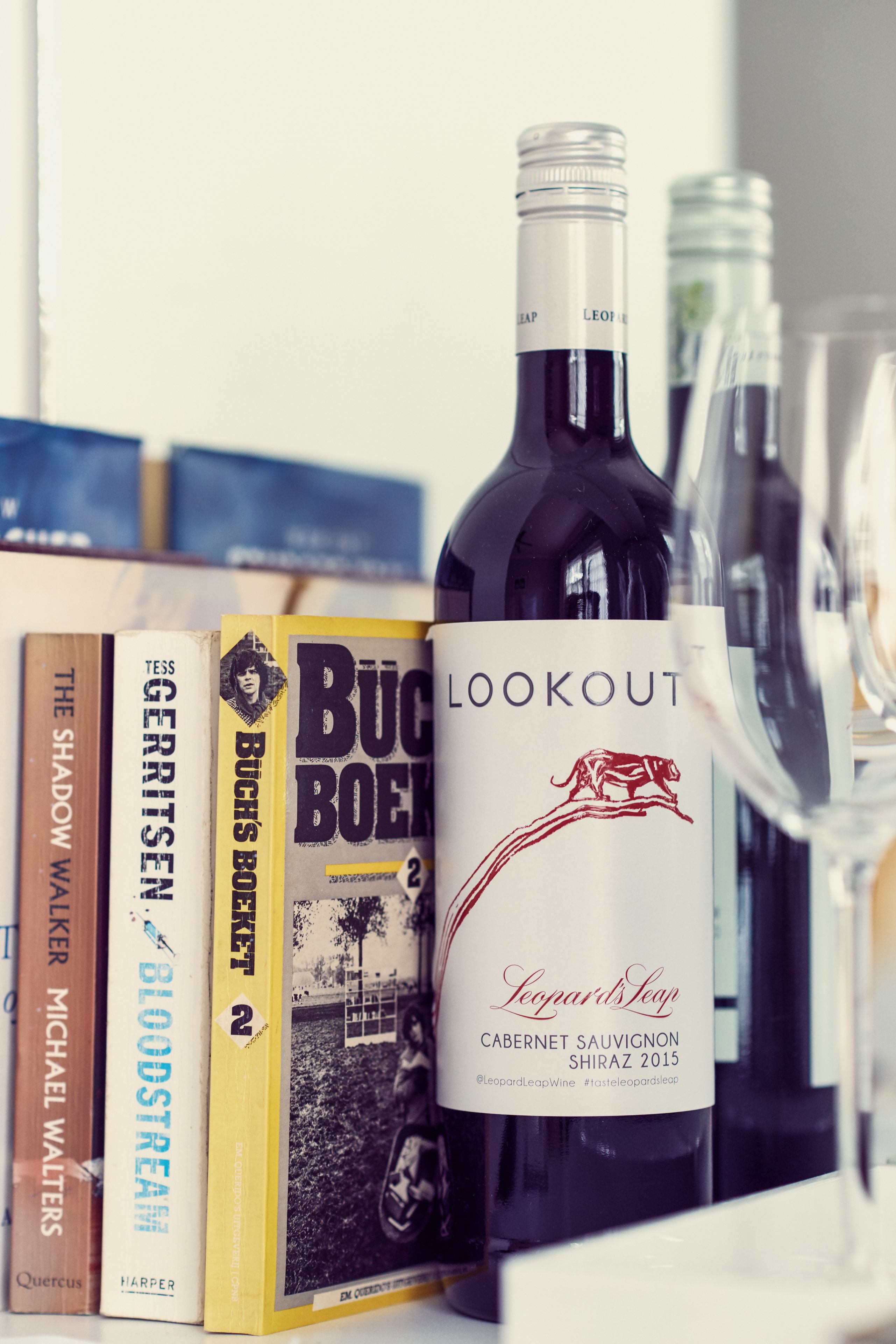 Una botella de vino etiquetada como 'LOOKOUT', con una etiqueta que muestra un caballo rojo y el texto 'LEOPARD'S LEAP CABERNET SAUVIGNON SHIRAZ 2015'.