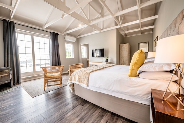 Suite de lujo | 1 dormitorio, ropa de cama de alta calidad, minibar y caja fuerte