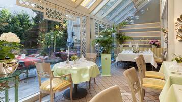 Frühstück, Mittagessen, deutsche Küche, Blick auf den Garten