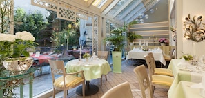 Se sirven desayunos, comidas, cenas y cocina alemana con vista al jardín