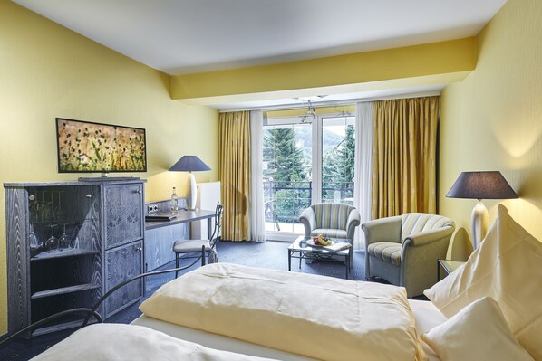 أغطية فراش متميزة وألحفة محشوة بالريش وميني بار وخزنة داخل الغرفة