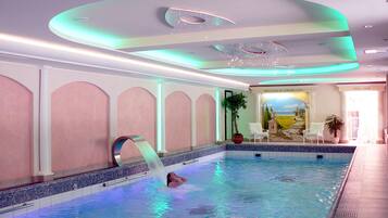 Piscine couverte, chaises longues