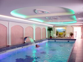 Indoor pool, sun loungers