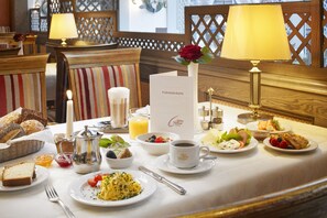 Frukost, lunch och middag serveras