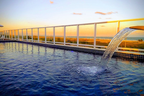 Utendørsbasseng, bassengparasoller og solsenger