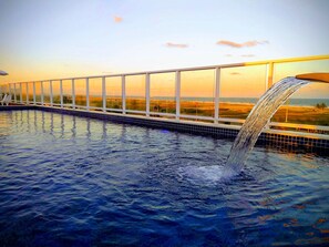 Outdoor pool, pool umbrellas, sun loungers - Simas Praia Hotel (Aracaju)