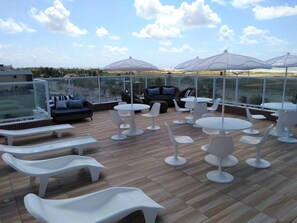 Outdoor pool, pool umbrellas, sun loungers - Simas Praia Hotel (Aracaju)