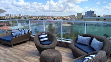 Alberca al aire libre, sombrillas en la alberca y camastros