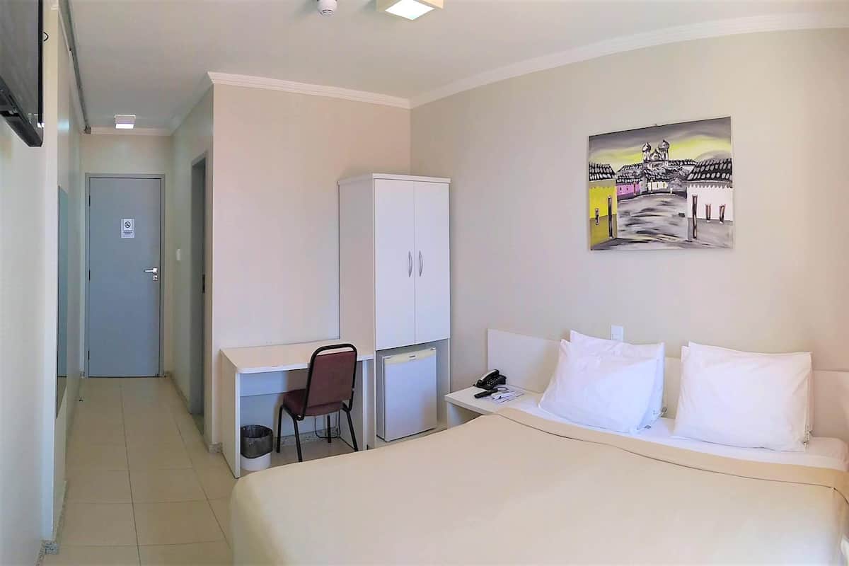 Minibar, escritorio, sistema de insonorización y wifi gratis