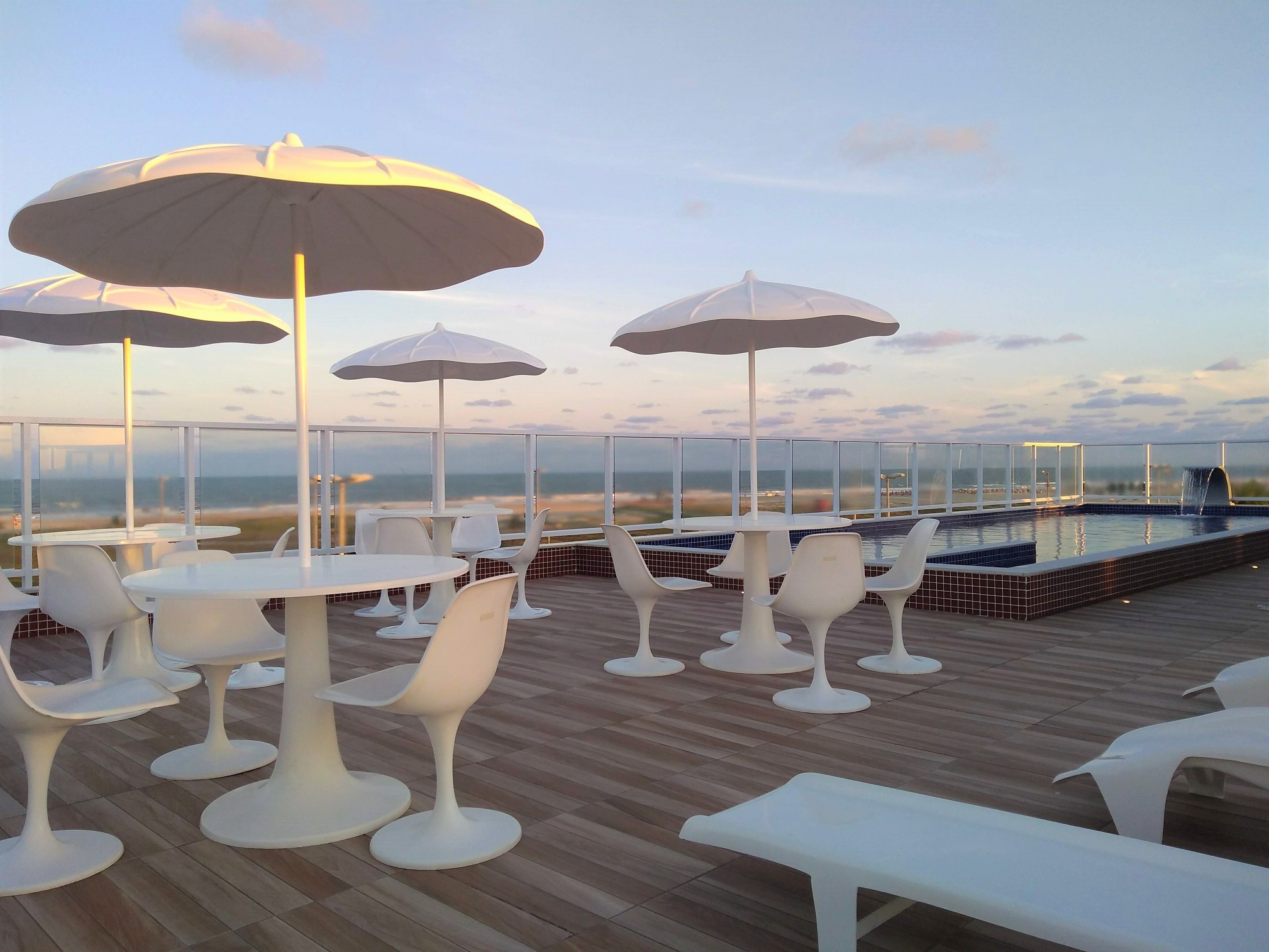 Piscina externa, guarda-sóis, espreguiçadeiras