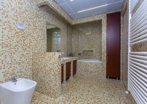 Shower, free toiletries, hair dryer, towels - Hotel Olsi (Chisinau)