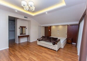 أغطية فراش متميزة وأسرّة سليكت كومفورت وميني بار وخزنة داخل الغرفة