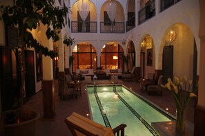 Outdoor pool, sun loungers - Riad Utopia Suites & Spa (Marrakech)