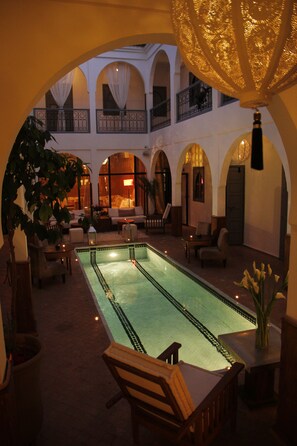 Outdoor pool, sun loungers - Riad Utopia Suites & Spa (Marrakech)