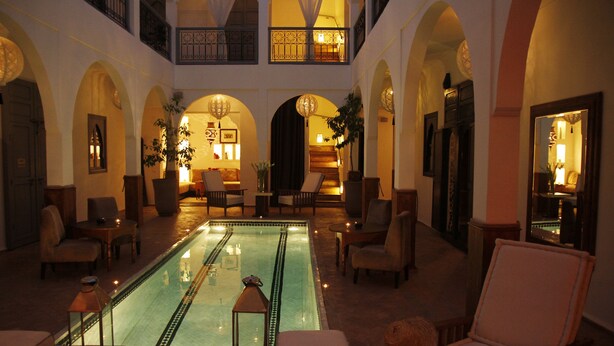 Outdoor pool, sun loungers - Riad Utopia Suites & Spa (Marrakech)