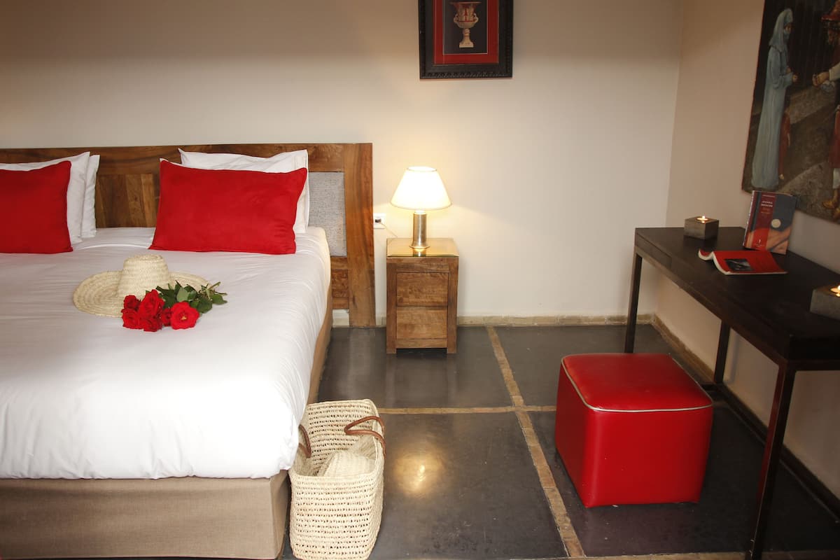 Comfort Double Room | Premium bedding, in-room safe, desk, WiFi (free)