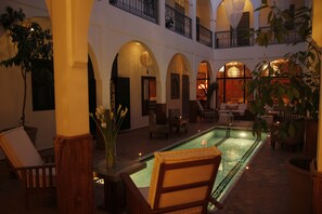 Outdoor pool, sun loungers - Riad Utopia Suites & Spa (Marrakech)