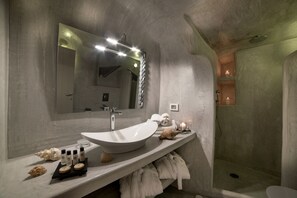 Bathroom - Kima Oia Suites (Santorini)