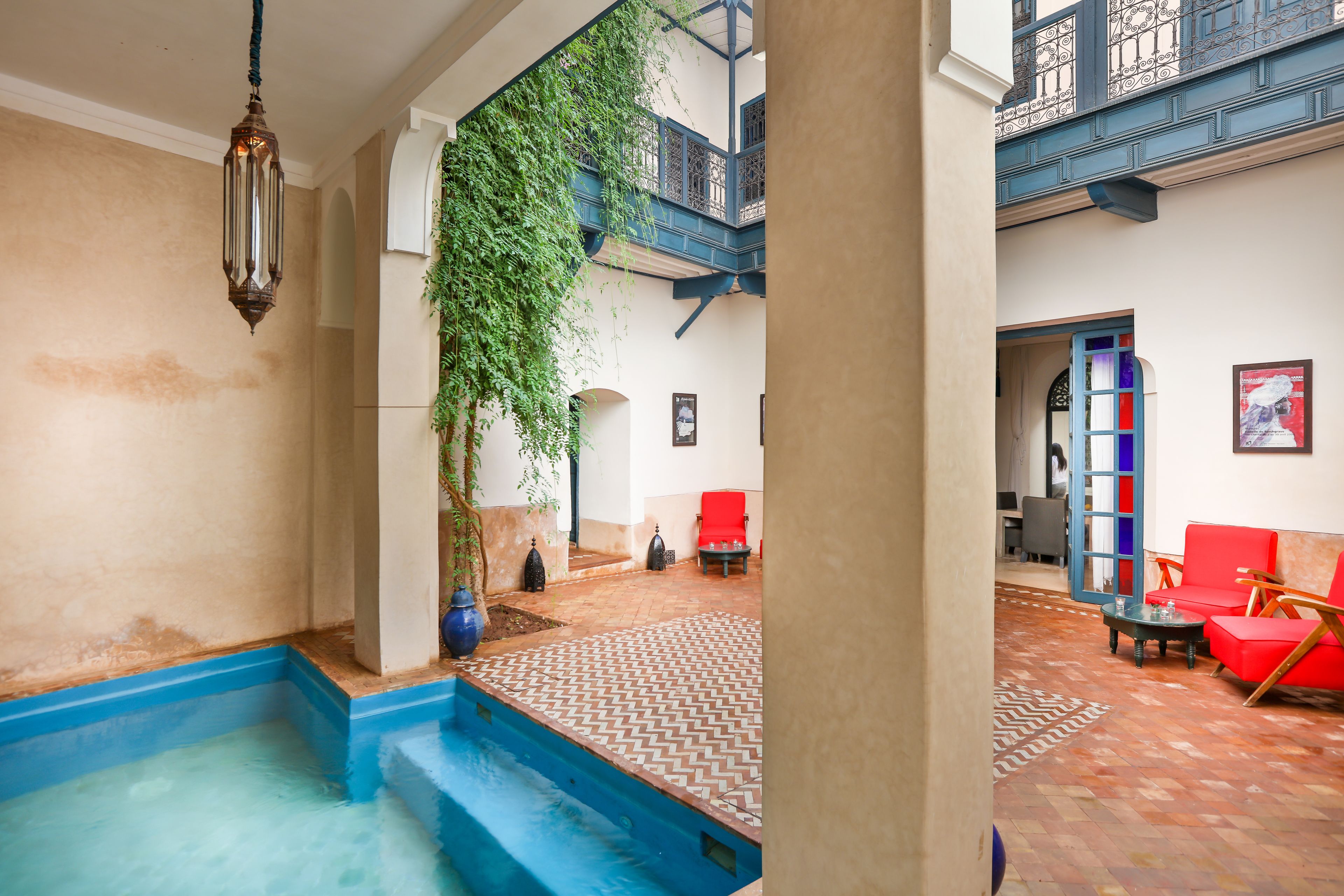 Piscina interna, espreguiçadeiras